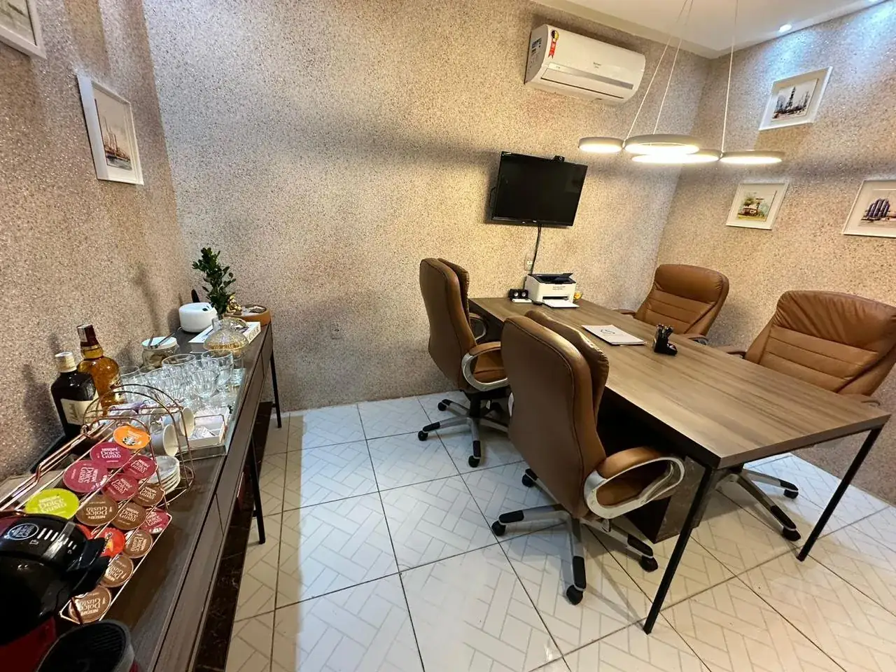 Ambiente de café e sala de reunião do escritório